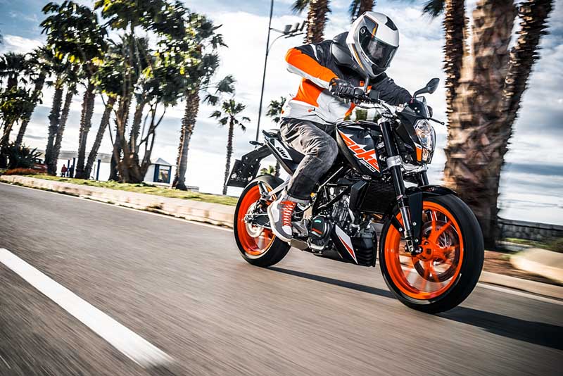 KTM 200 Duke driving